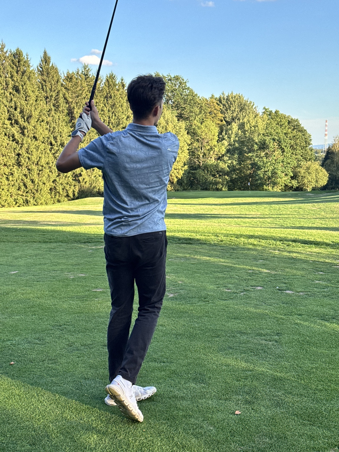 Nils Oliver Bühler beim Golfschwung auf dem Golfplatz