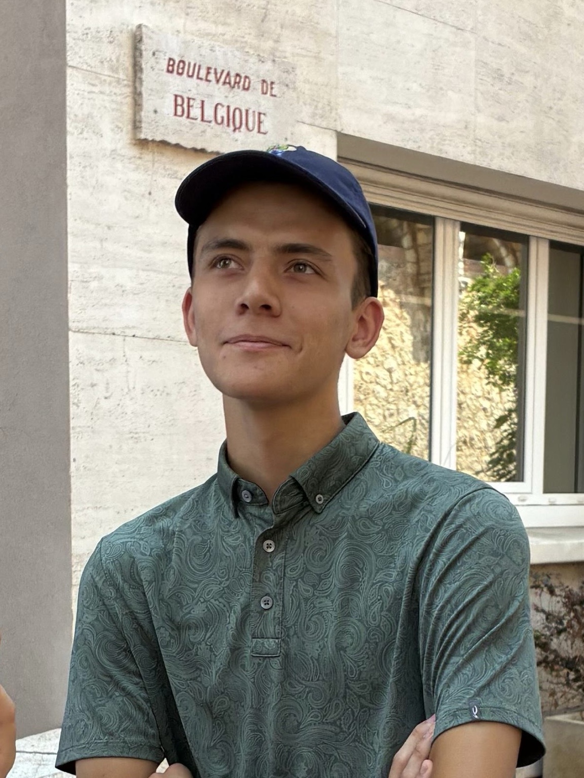 Nils Oliver Bühler im grünen Poloshirt und mit blauer Kappe